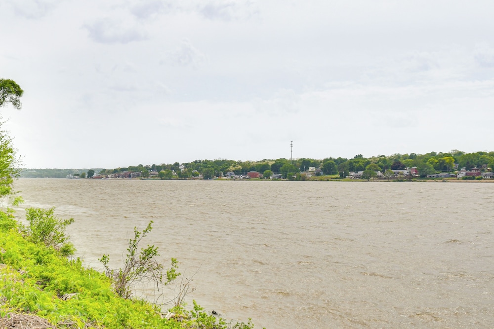 Mississippi River Retreat w/ Views: Walk to Water