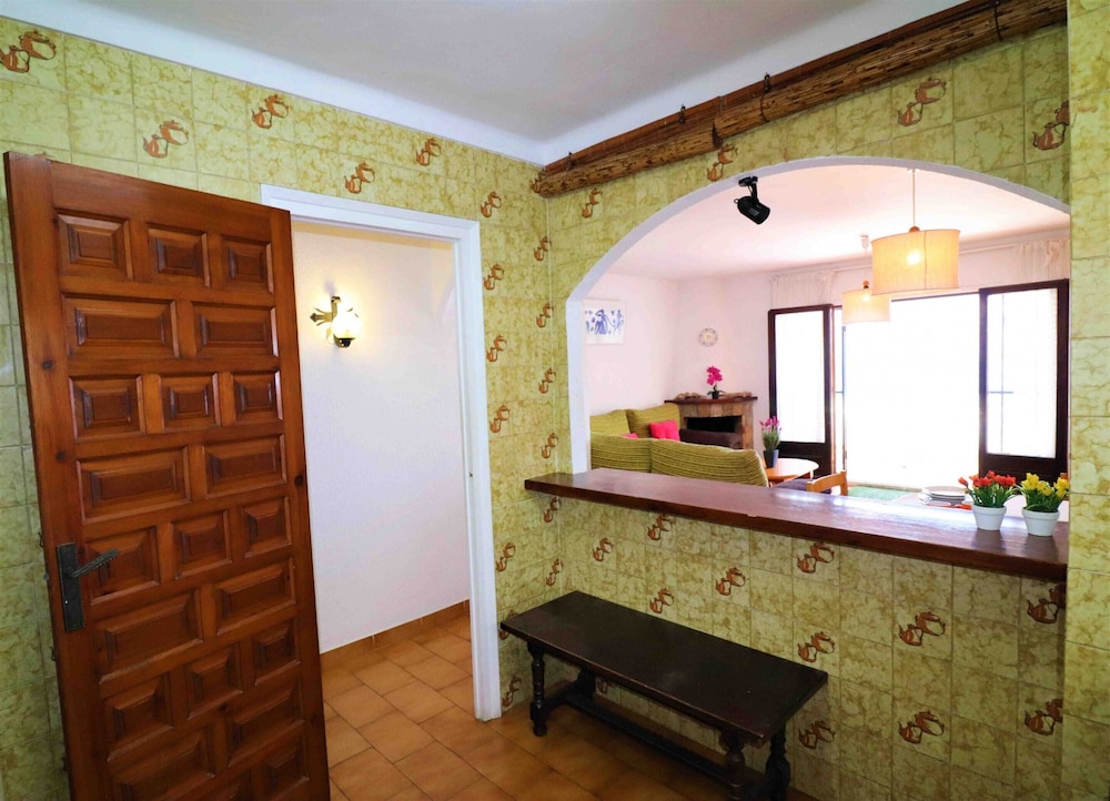 Apartment in Roses Near Waterfront & Mountains