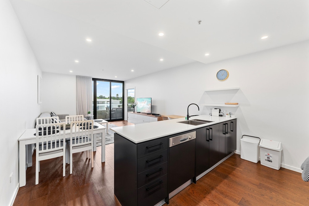 Perfect Location 1-bed With Balcony, BBQ & Parking