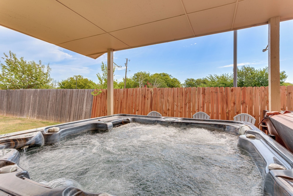 South OKC Home w/ Game Room: 18 Mi to OU Campus!