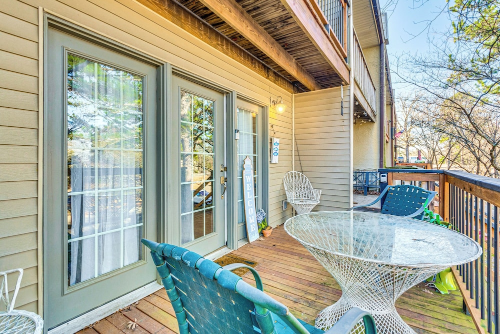 4 Mi to Greers Ferry Lake: Condo w/ Deck & Balcony
