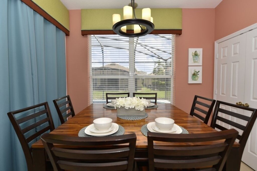 Spacious 4br Villa W/ Pool & Games Room, 3 Miles From Disney 4 Bedroom Villa