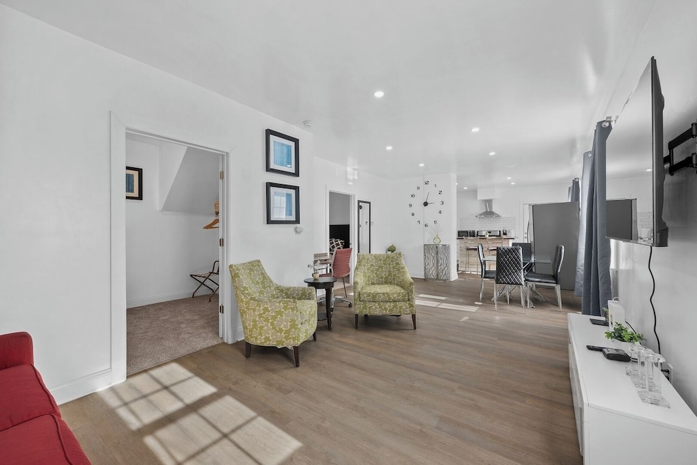 New Downtown Lux 3BR Free Parking, AC & Wi-fi