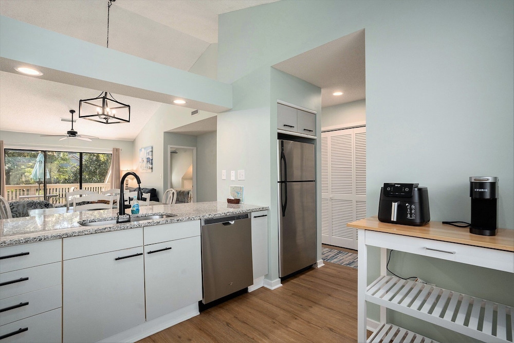 2d West Hyde Park 3 Bedroom Condo