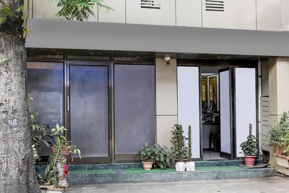 Cozy Deluxe Room Near Juhu Beach Mumbai