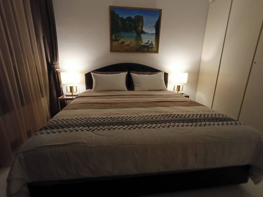 Luxury Large One Bedroom Seaview Serviced Apartment at Wongamat, Pattaya