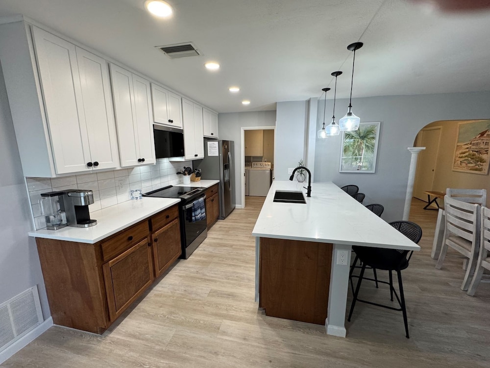 Punta Gorda Isles South Facing Pool, Dog Friendly, Less Than 2 Miles To Downtown 3 Bedroom Home
