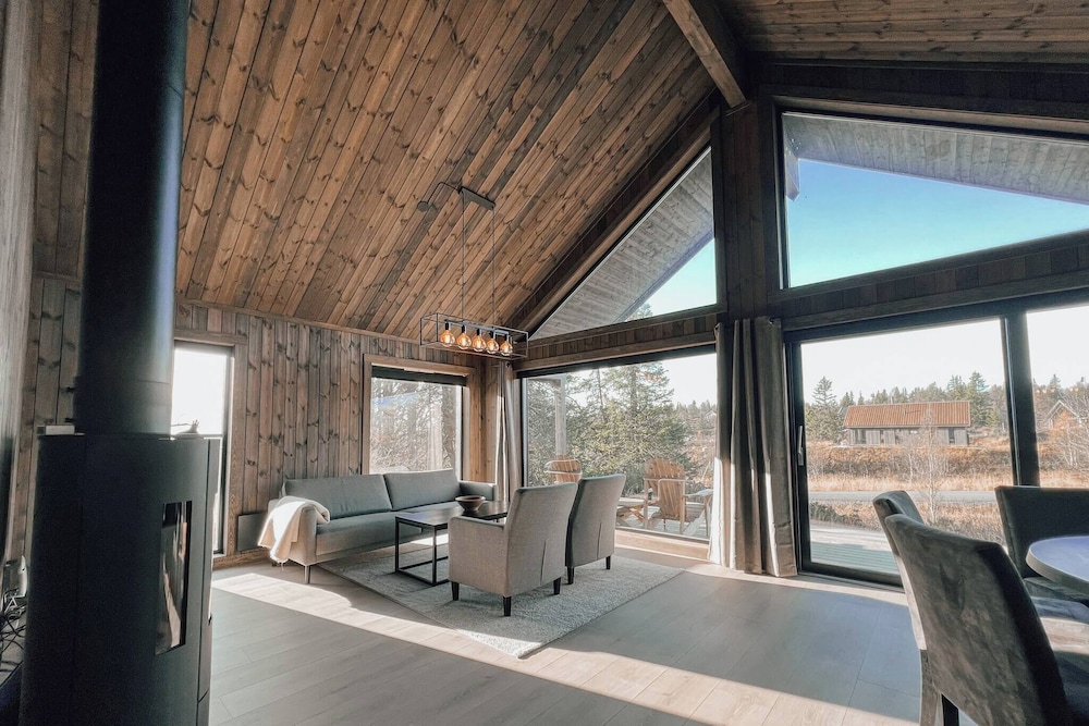 Modern Mountain Cabin - Outdoor Hot Tub - 8 Beds