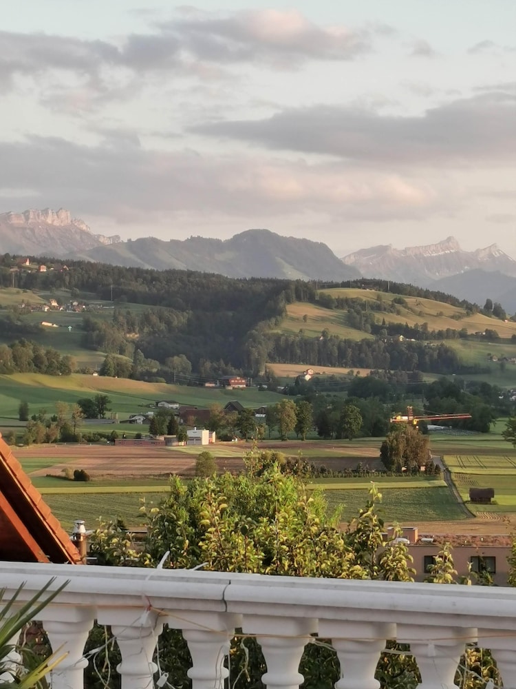 Comfortable mountain view apartment near Lucerne