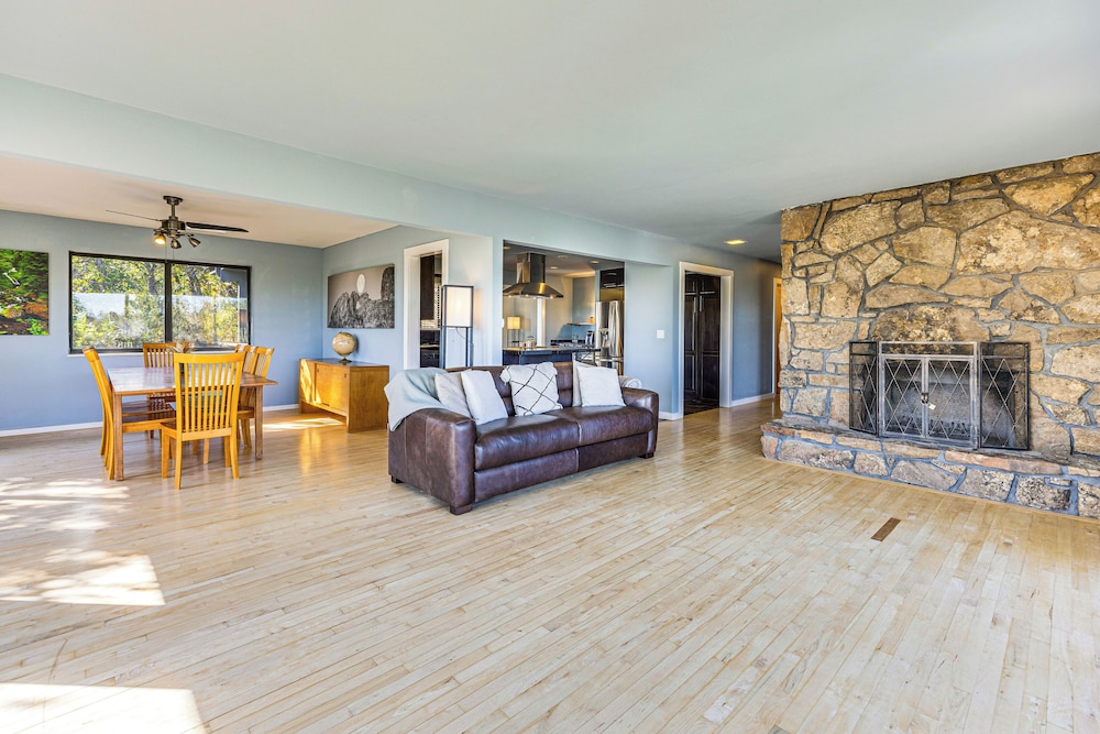 5 Mi to Area Attractions: Home w/ Hot Tub