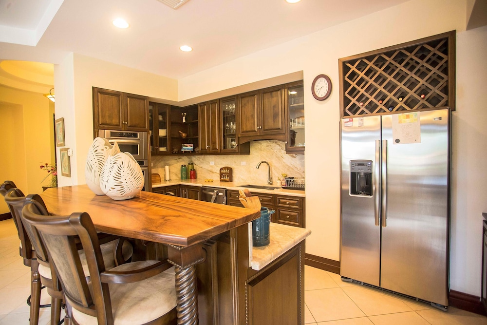 Bella Vista 3F- 3 bdr 3 1 2 Bath Family view 3