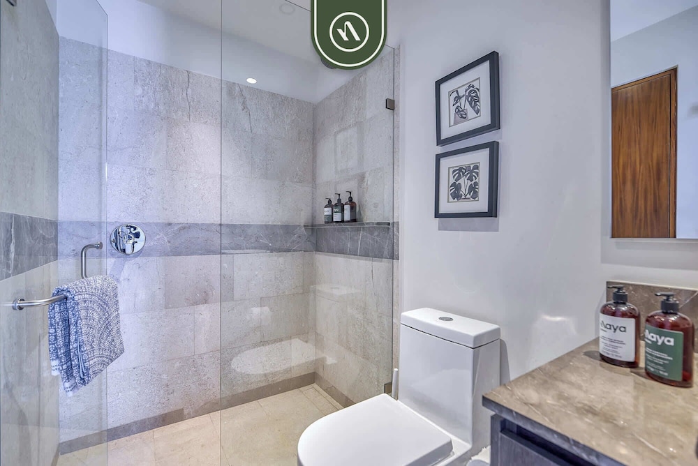 Centric 2BR Condo- Balcony - Rooftop Pool