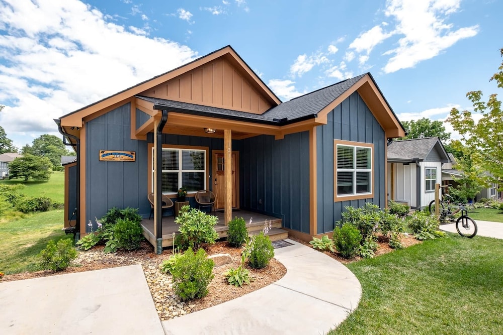 Downtown Brevard Retreat &Cyclists Dream