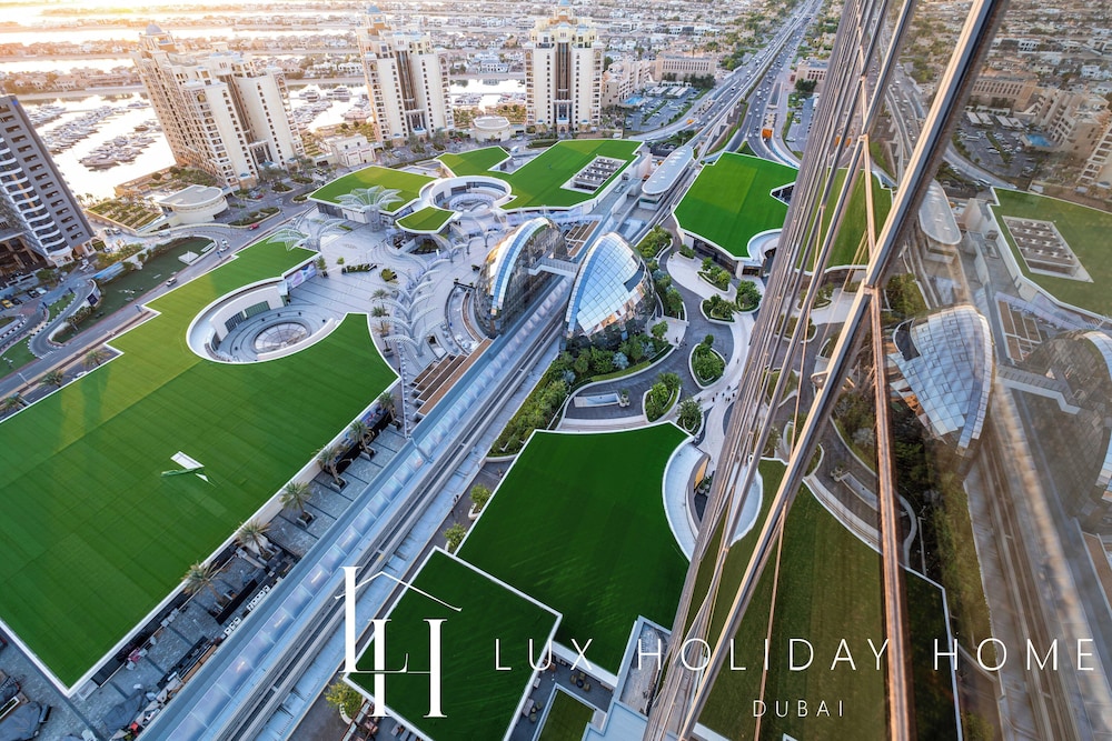 LUX Iconic Views at Palm Tower Studio