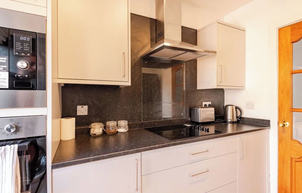 4 bed House - Private Garden - Free Parking view 5
