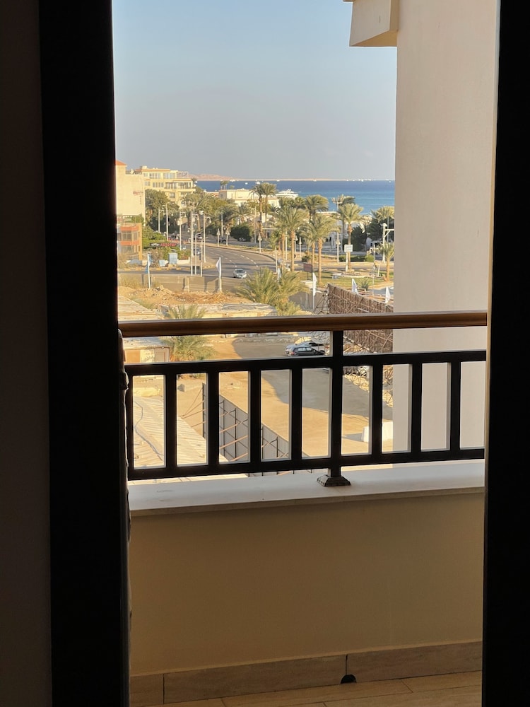 Charming 1-bed Apartment in Hurghada Aldau Heights view 3