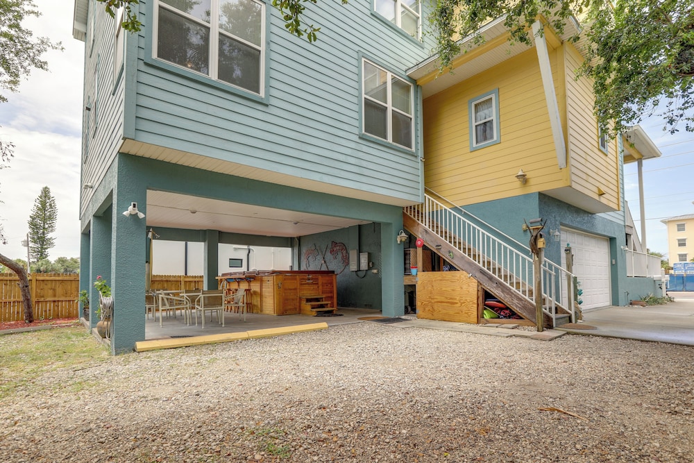 Vibrant Condo - Walk to Indian Rocks Beach!