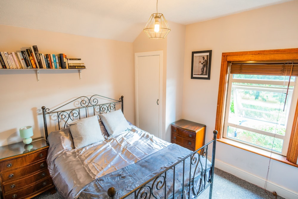 Windsor Apartment with Parking view 4