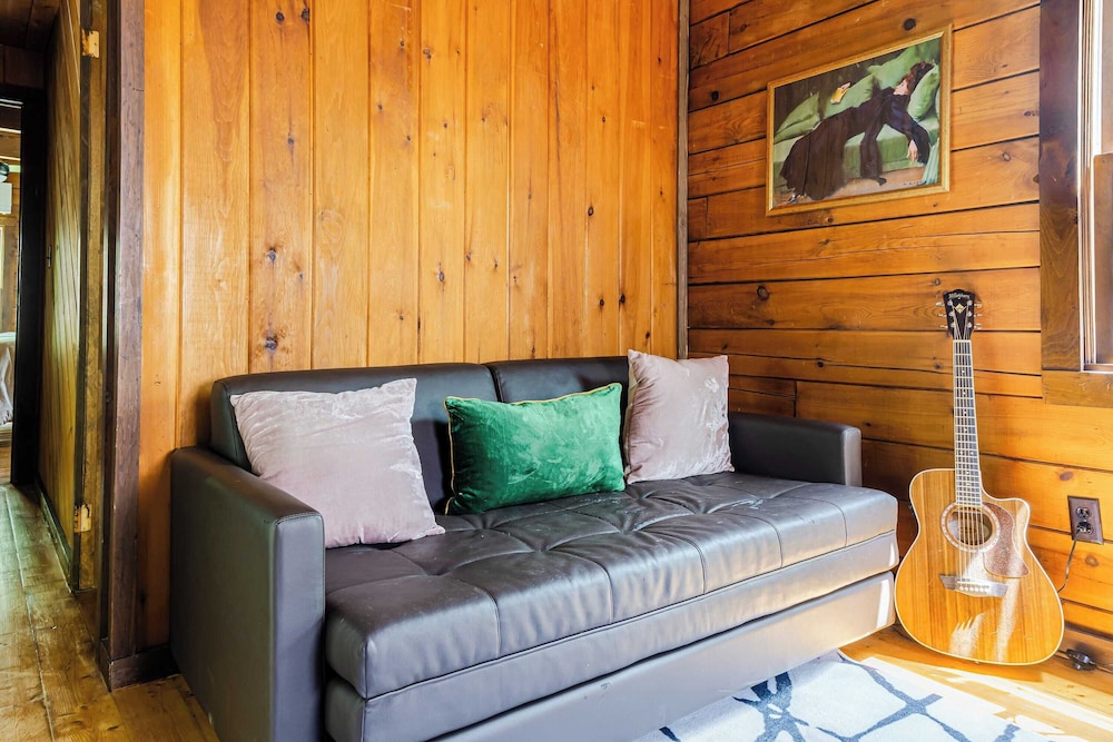 Pool+hot Tub, Firepit Near Hikes, Shops, Dining Cragswood Lodge by Avantstay