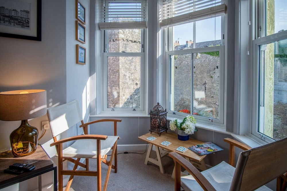Beachcomber Seaside Apartment - 2 Bedroom - Tenby