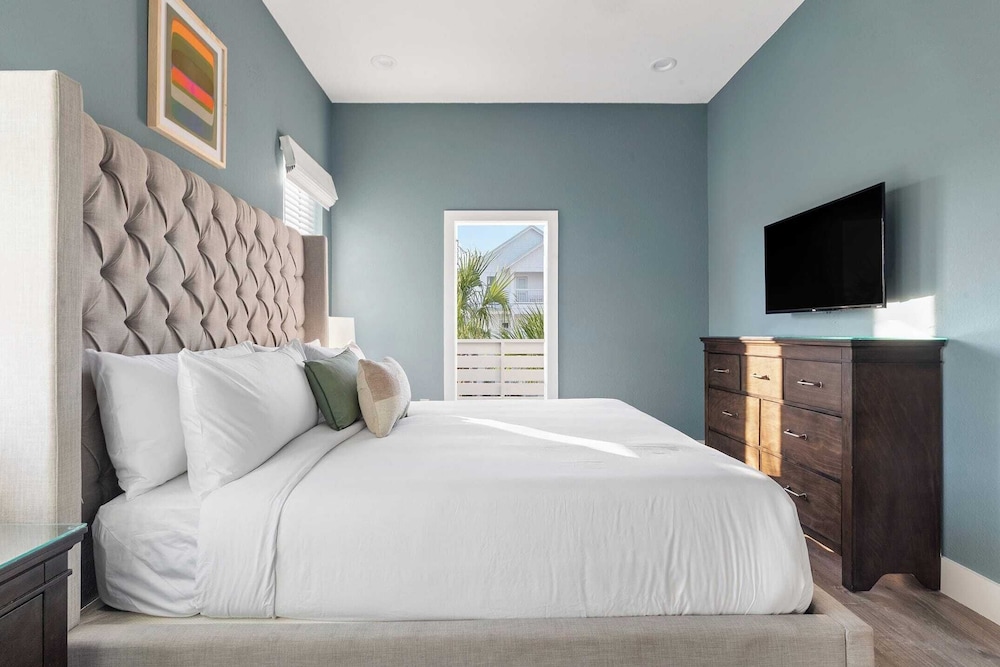 Sleeps 18! 7bdr, Backyard Pool, Walk to Beach Miramar Beach Jewel by Avantstay
