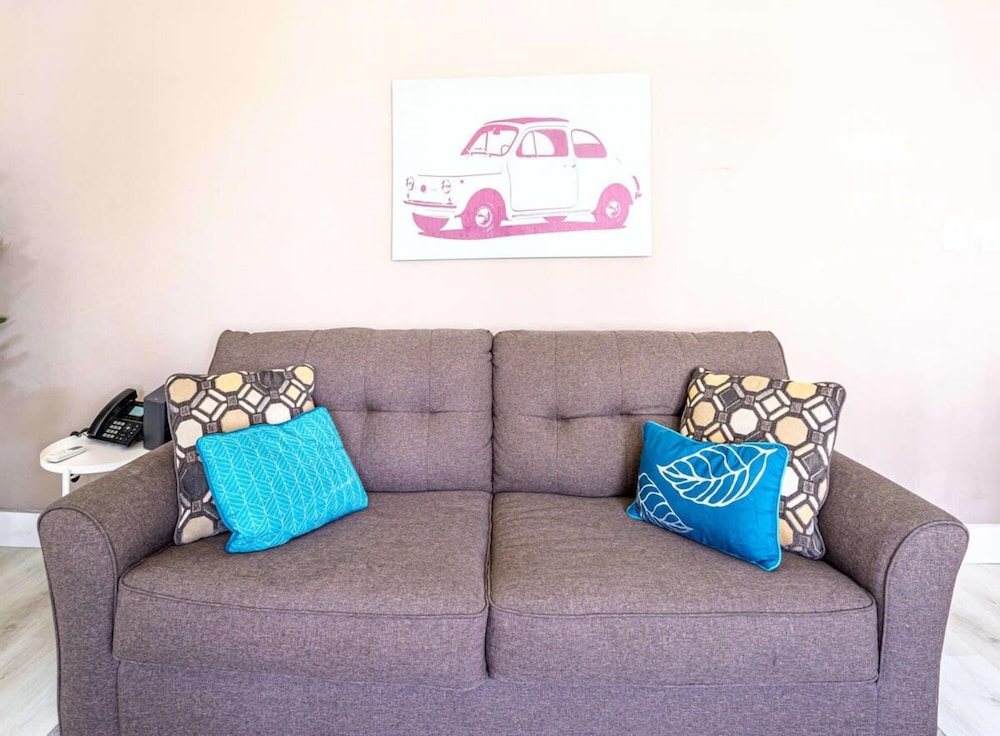 Contemporary Flat in Hollywood FL Free Parking view 3