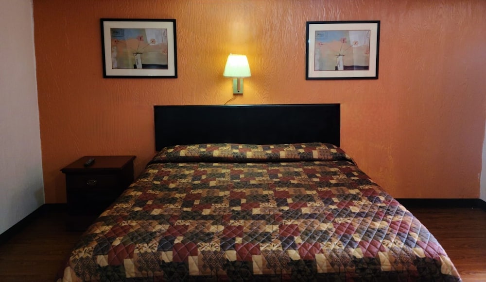 Paul's Motel view 3
