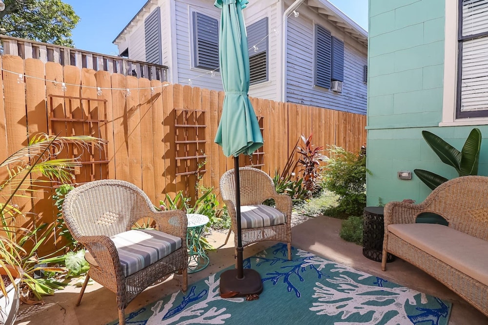 Vibrant Bungalow 2 Minutes to the Beach