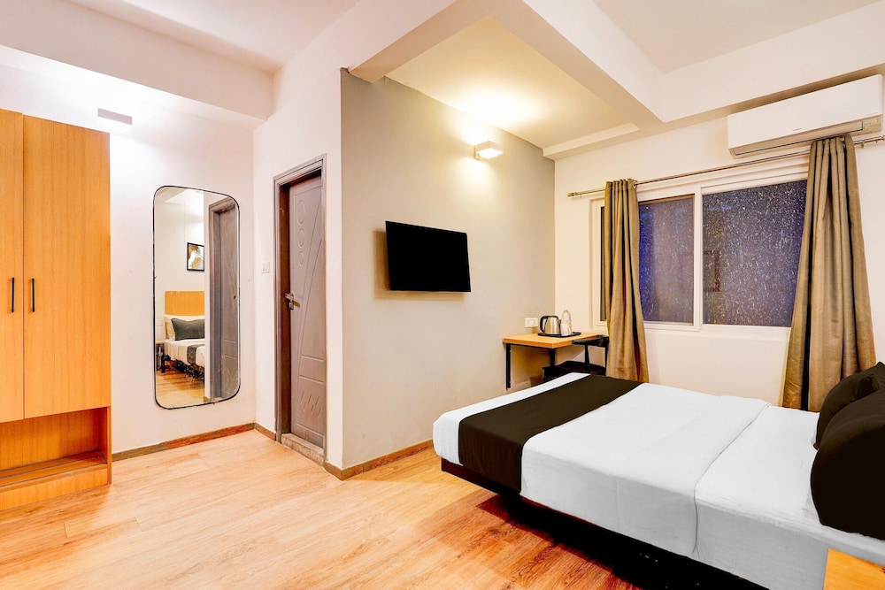 Spacious Comfort Stays Near Aerospace Museum