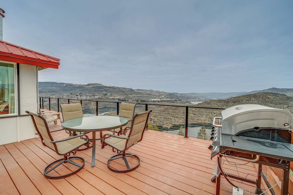 Cozy Grand Coulee Home w/ Deck & Views! view 3