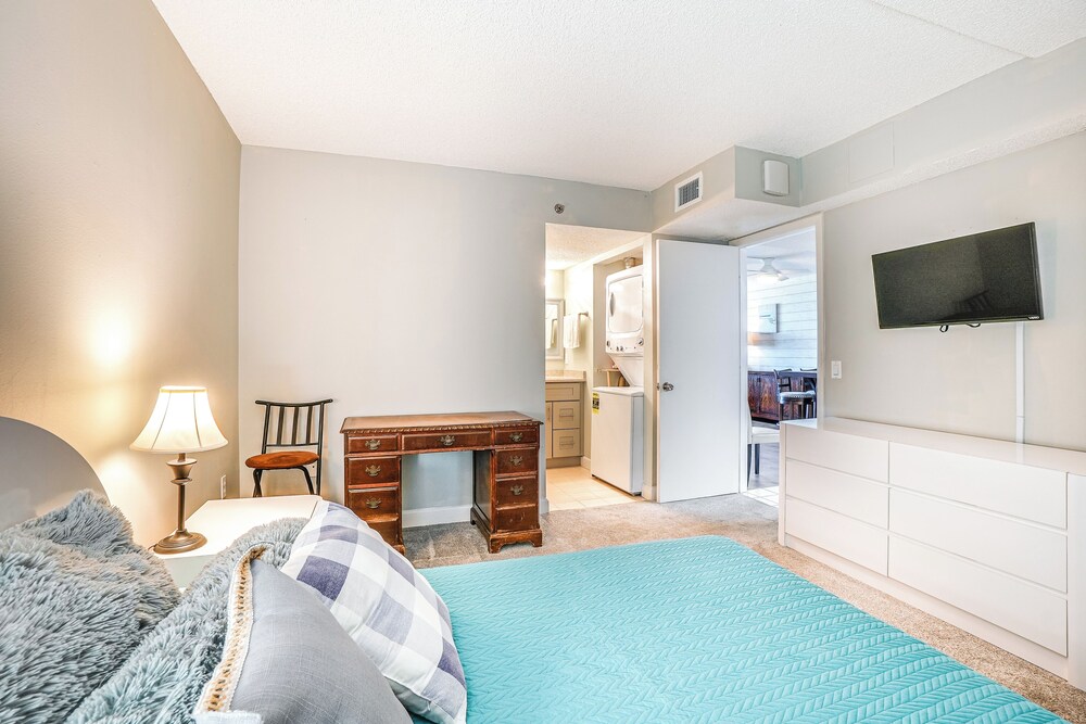Pool Access & Waterfront Balcony: Hudson Condo!