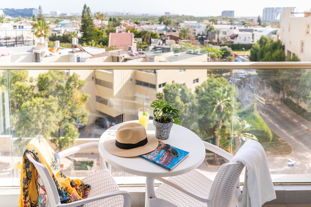 Top Tier Apartment with Swimming Pool