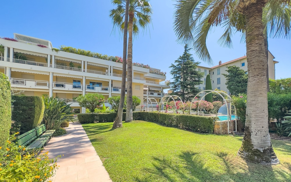 Le First in Cannes With 2 Bedrooms and 2 Bathrooms