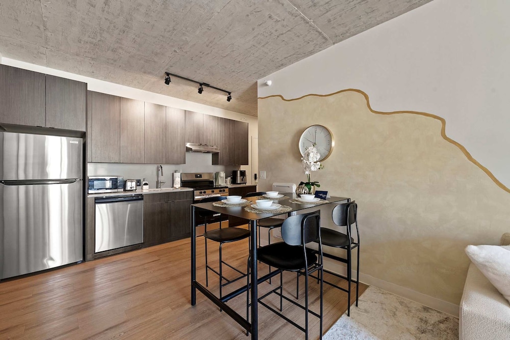 3 Bed 3 Bath High Rise With Gym Amenities