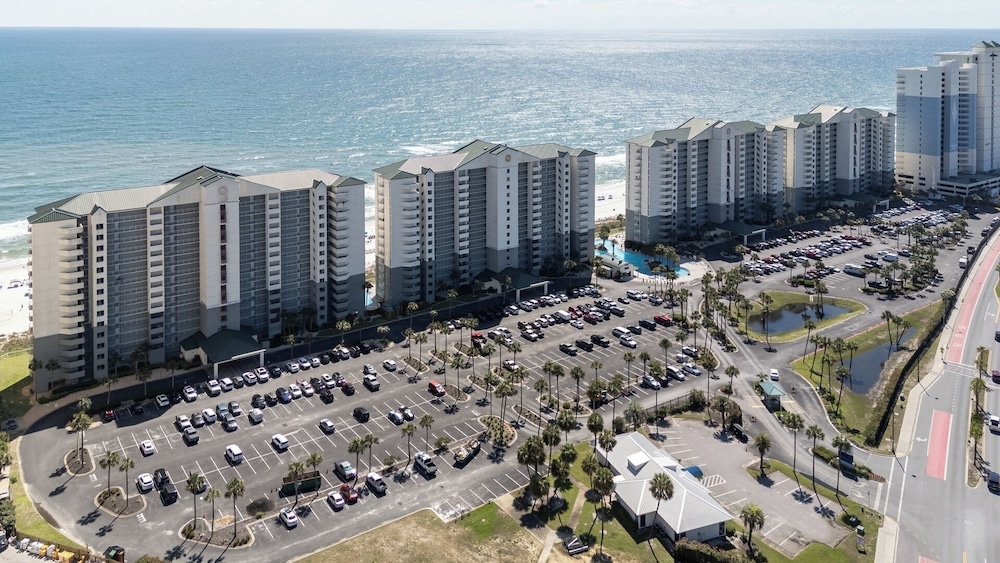 3BR Gulf-front Luxury w/ Pool Bar & Spa Baths