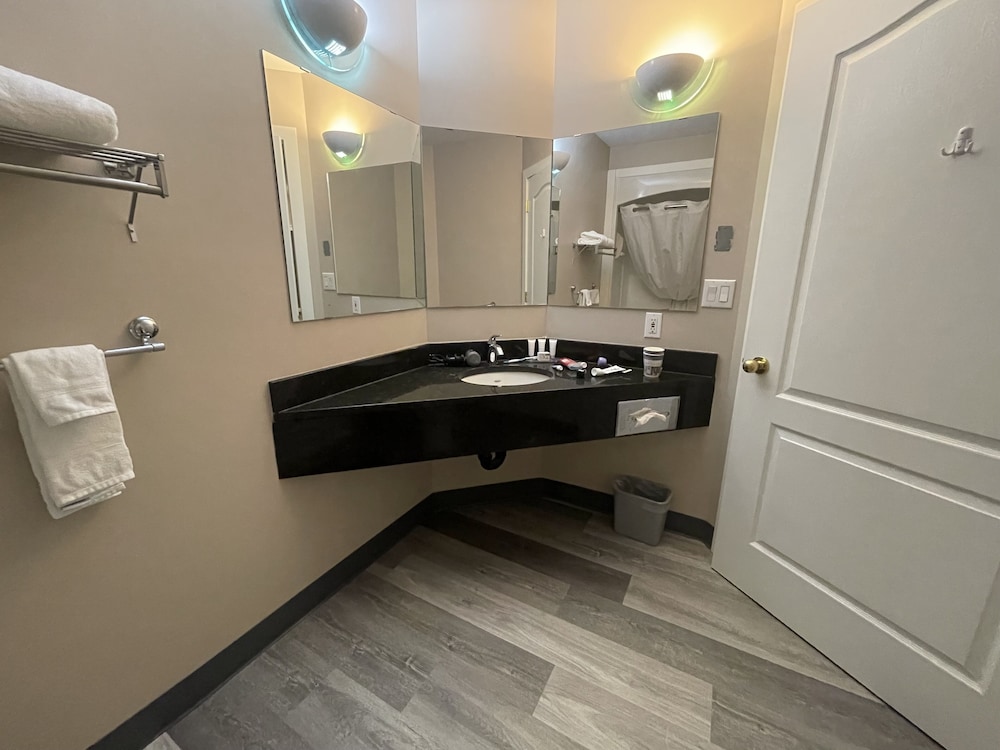 Hinton Vacations - Baymont by Wyndham Hinton - Property Image 1