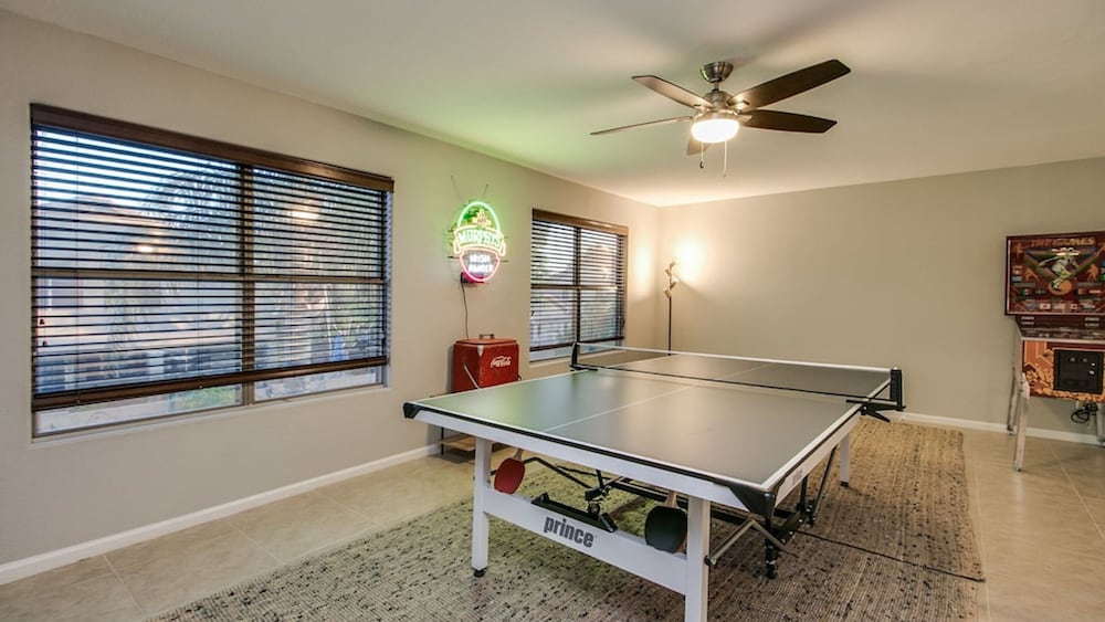 Massive 5 Bdrm Getaway W/pool, Hot Tub, Game Room!