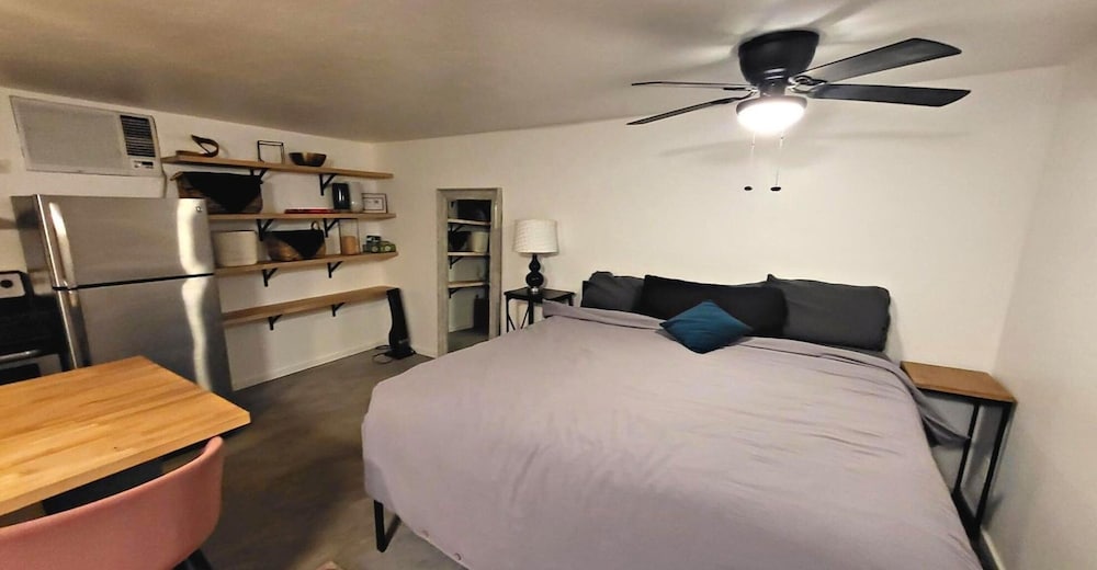 Stunning Phoenix Studio Stylish Oasis in a Prime Location