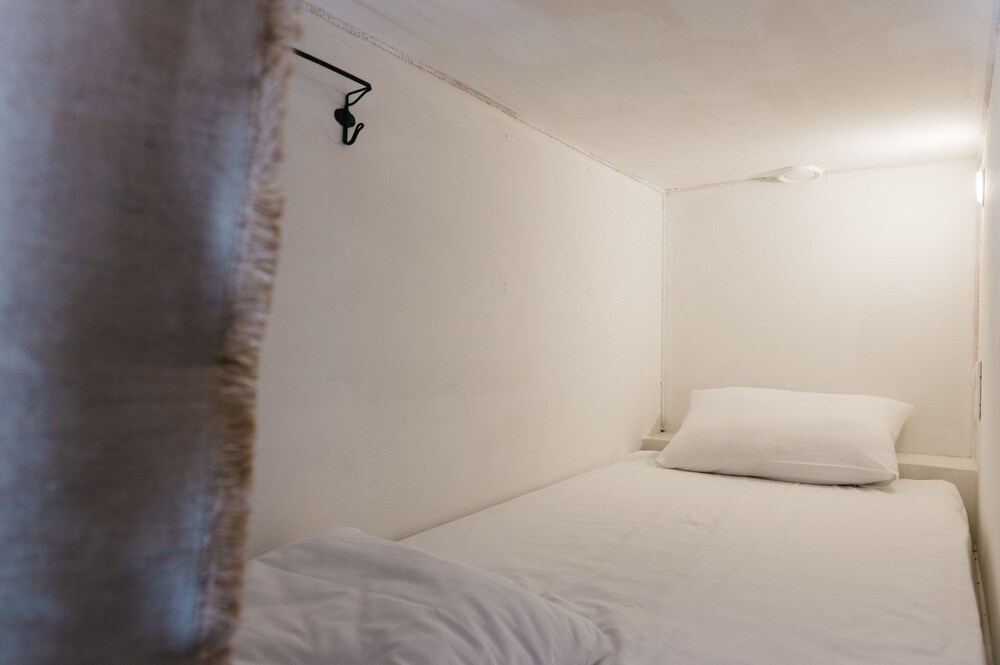 Keds Hostel & Coffee house