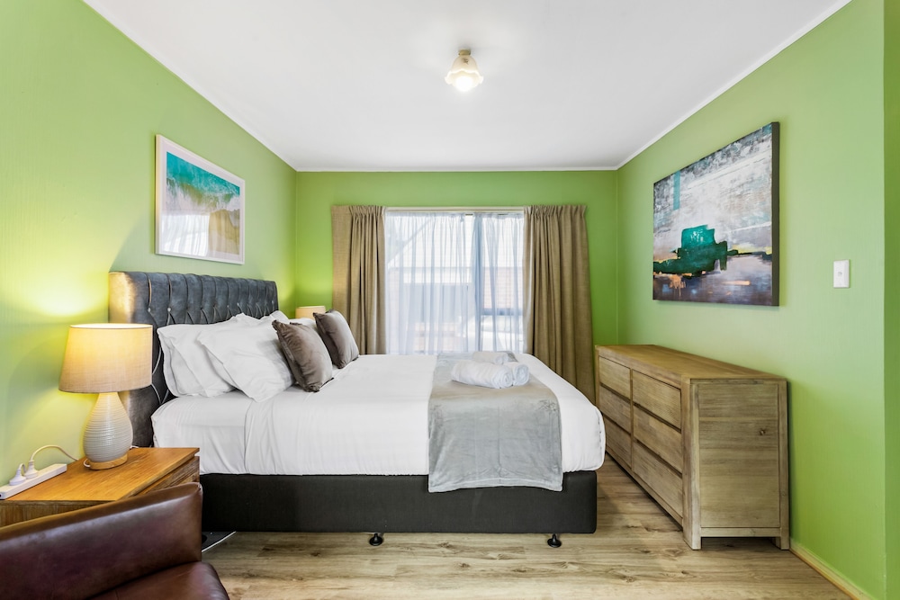 Family Retreat close to City - Netflix view 5