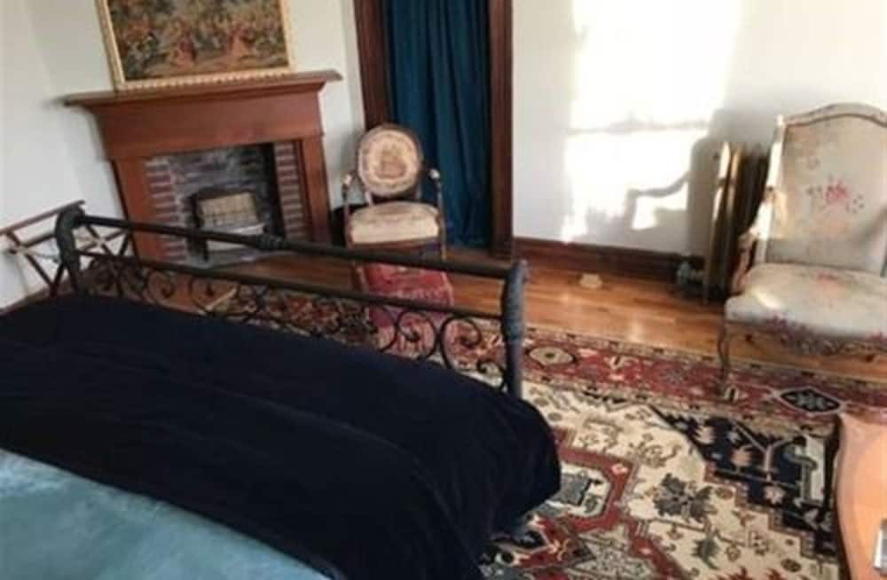 Vineyard Mansion & Carriage House Bed & Breakfast