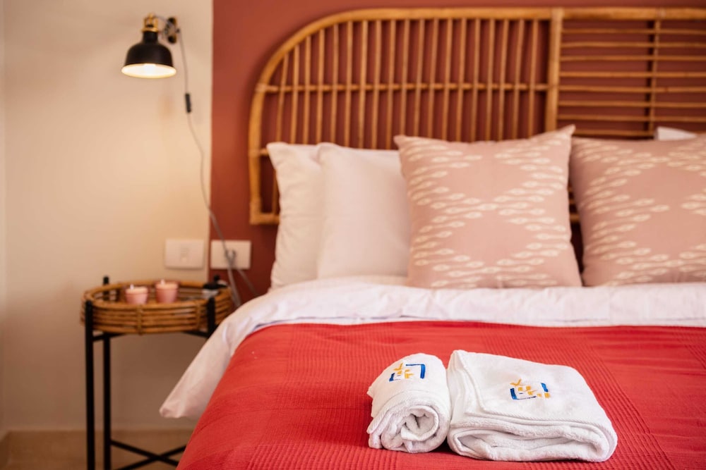 Xuru Stays I Exotic 1bdr w/ Outdoor Terrace Pool & Beach Access
