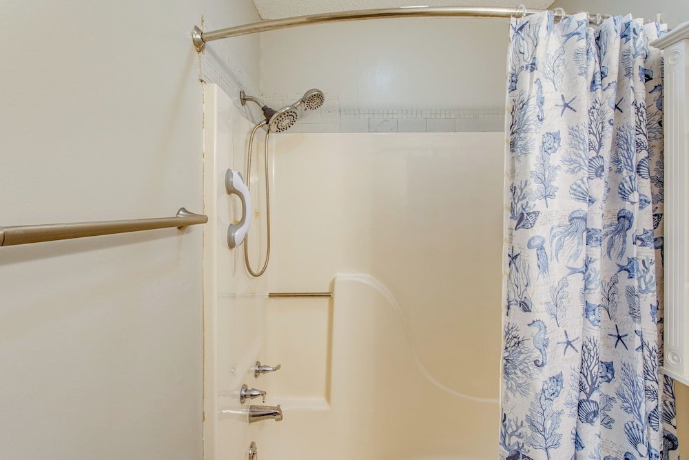 Direct Beach Access! Walkable Condo on Ocean Blvd