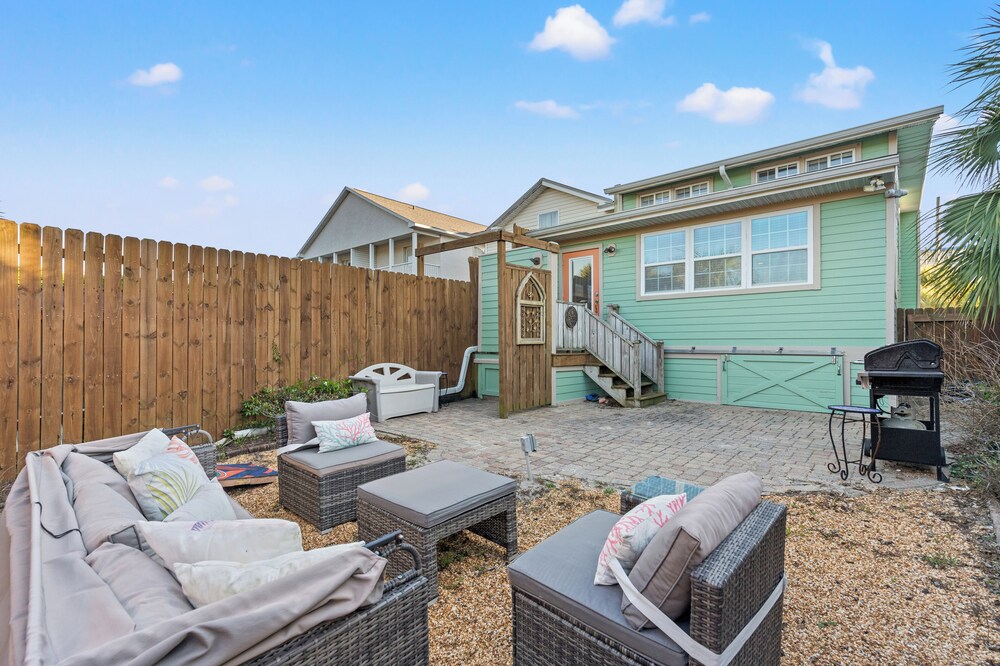 Just Beachy 3BR Dog-friendly Townhouse Near Beaches & Attractions!