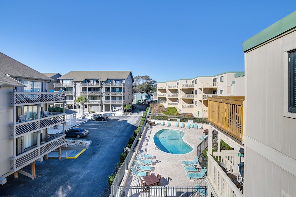 Walk to Beach + Pier: Myrtle Beach Getaway w/ Deck