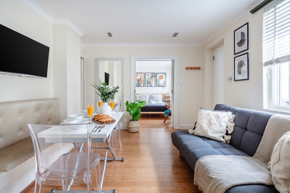 Classic 1BR - Notting Hill Gem