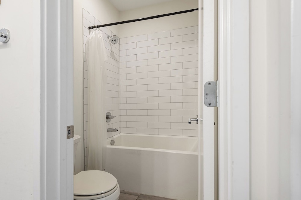 Citrine-private Patio & Balcony-near Germantown