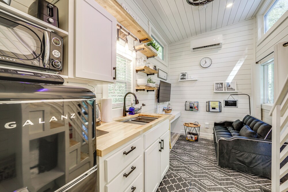 Blue Ridge Mountain Tiny Home: Escape to Nature!