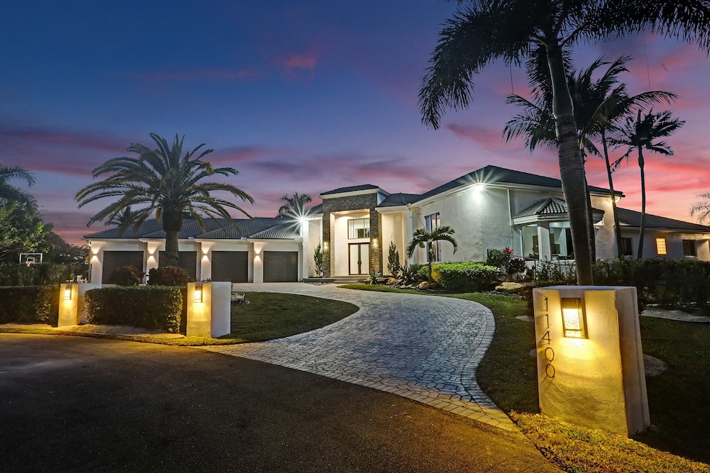 Sophia's Luxury Compound Resort w/ Heated Pool!