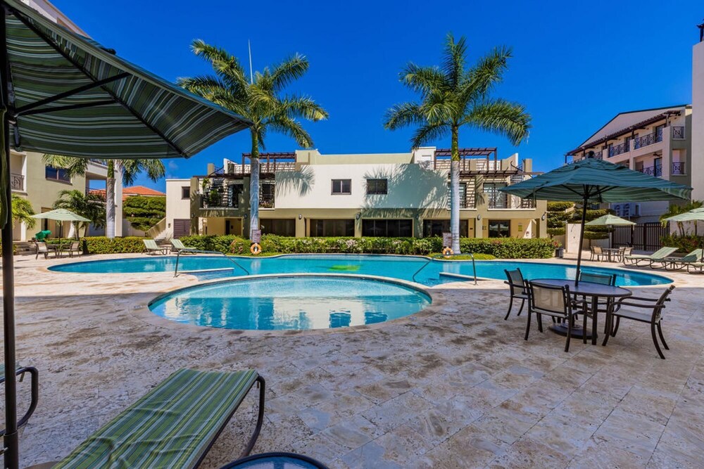 Luxury 1BR Condo Great Location Amenities